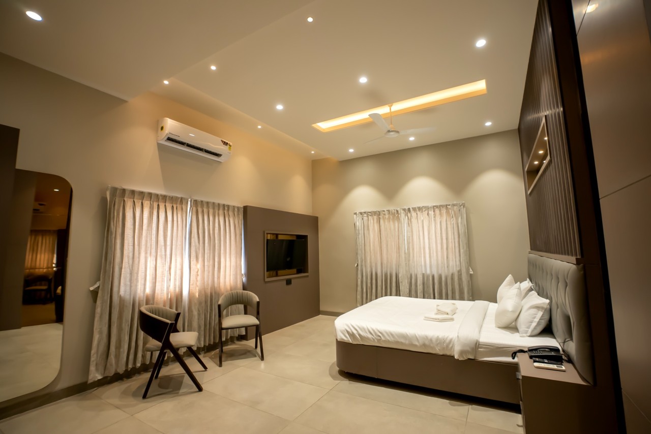 Guest bedroom with seating and a double bed